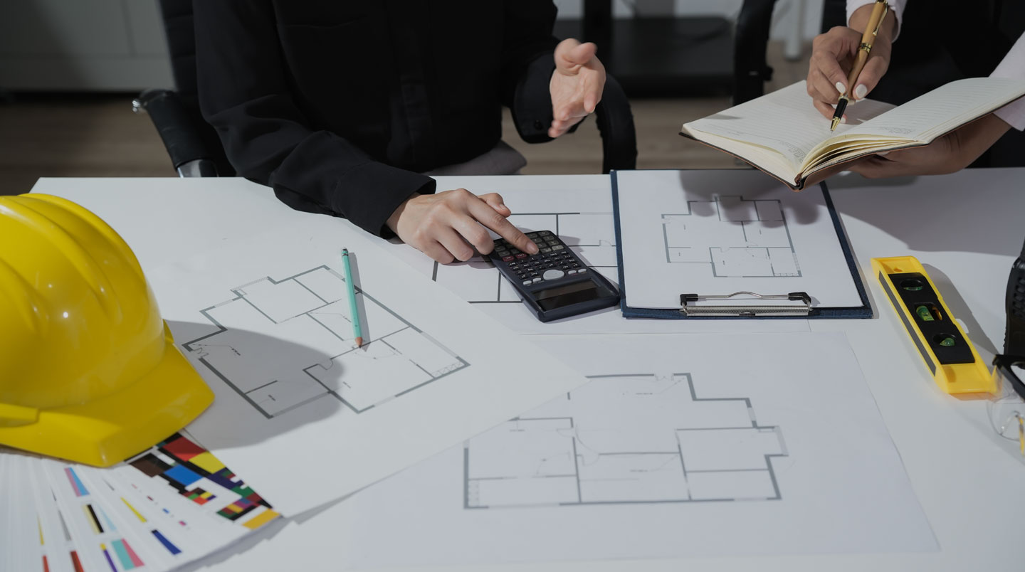 Bureau d'entrepreneur avec soumission détaillée, calculatrice et plans d'agrandissement de maison